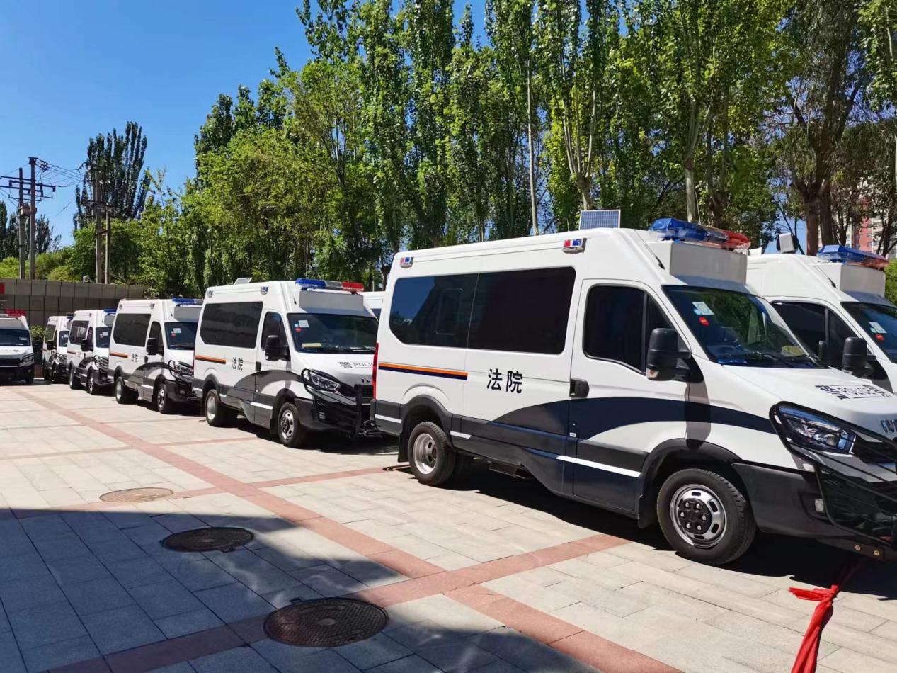 近日，南京依维柯向青海省高级人民法院成功交付批量依维柯巡回审判车。本次交付的车辆将作为地方法治建设用车，助力青海省普法工作的全面开展，为人民群众提供更加规范、高效、便捷的司法服务。