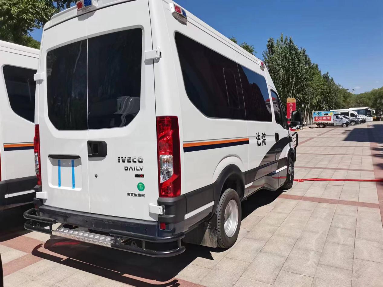 近日，南京依维柯向青海省高级人民法院成功交付批量依维柯巡回审判车。本次交付的车辆将作为地方法治建设用车，助力青海省普法工作的全面开展，为人民群众提供更加规范、高效、便捷的司法服务。