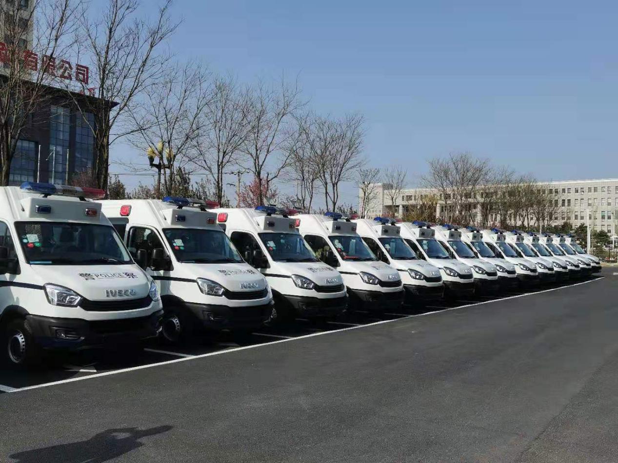 近日，南京依维柯向青海省高级人民法院成功交付批量依维柯巡回审判车。本次交付的车辆将作为地方法治建设用车，助力青海省普法工作的全面开展，为人民群众提供更加规范、高效、便捷的司法服务。