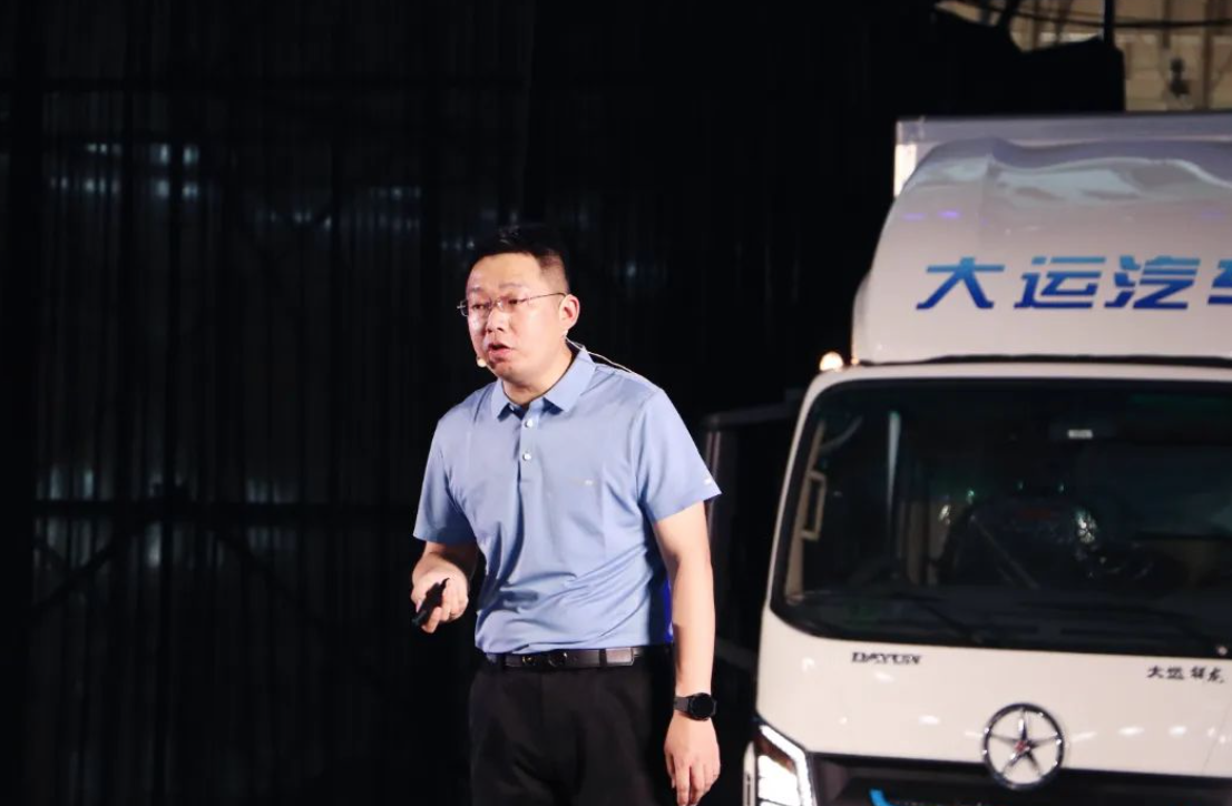 2022年6月21日，以“践行双碳战略 焕新绿色动力”为主题的成都大运新能源2.0系列上市发布会在四川成都正式召开，活动现场在抖音、快手、视频号等平台同步直播，成都大运全新一代新能源卡车矩阵面向全国广大用户正式公开亮相，现场近百名嘉宾与各大直播间数万名网友共同见证了这一盛会。