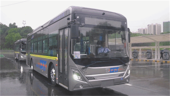 近日，宜昌公交猇亭停保场正式启用同时30辆中车电动“地铁巴士”交付使用。