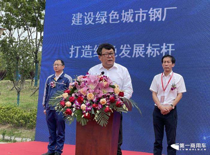 【第一商用车网 原创】最近一段时间，重卡市场各类“大单”频现，这其中，最火的还是新能源重卡。近日，又有200余辆新能源重卡在马鞍山完成交车，奔赴“战场”。