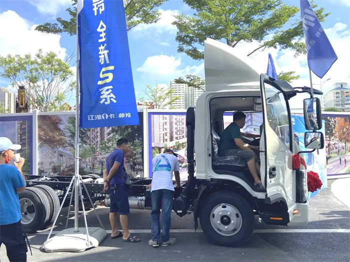 帅铃作为江淮1卡旗下高端品牌，每当有新车上市，总会吸引卡友的广泛关注。最近，江淮1卡帅铃发布了全新S系，并在重庆、天津、南通、武汉、昆明、郑州、沧州、南宁、兰州、福州等地举行了上市活动，反响热烈。