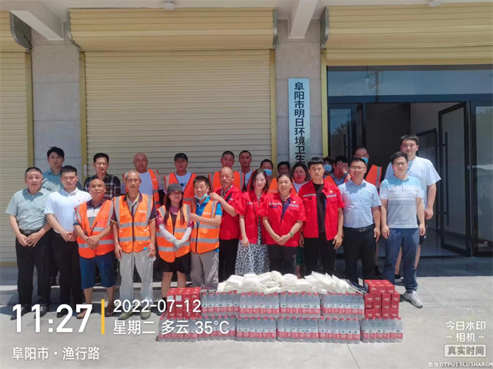 近日，全国多地气温居高不下，部分地区最高气温甚至突破40℃，火炉一般的天气对于户外工作者和长时间、高强度使用的轻卡来说是个较大的考验。为了保障高温天气下的运输安全，江淮1卡全国服务站开展夏日上门送服务，为用户进行全车检查、保养维护，获得了用户的深度认可，夏日炎炎，江淮1卡服务不延迟。