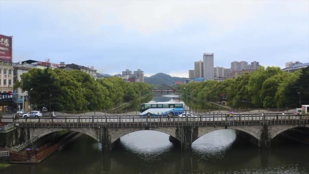 城乡交通协同发展，是满足人民美好生活需要的重要举措。近年来，国家不断出台政策支持城乡交通运输一体化建设。各地公交企业以示范县创建为抓手，深入推进城乡一体化，一些车企也在积极谋划将企业优势与社会需求相结合。比如，在近期举办的2022公共交通美好中国行——城乡交通运输一体化示范县创建研讨会上，宇通客车便总结推出了多场景公共出行解决方案。