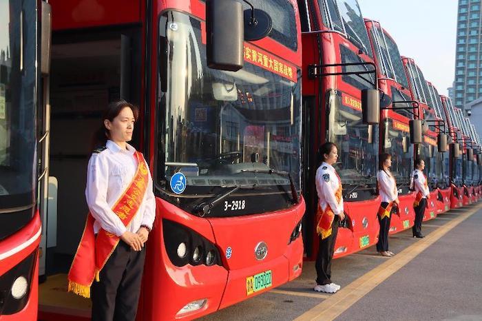 7月22日，随着比亚迪纯电动双层巴士K8S投运活动顺利举办，60台K8S、340台B10纯电动公交全部完成向济南公共交通集团有限公司（简称“济南公交”）的交付。在坚持绿色发展理念下，双方携手以靓丽“中国红”，再塑城市流动风景线，满足群众美好出行需求；也将比亚迪“用技术创新满足人们对美好生活的向往”的企业使命和济南公交“全心全意为乘客”的共同追求，做出了有力践行！