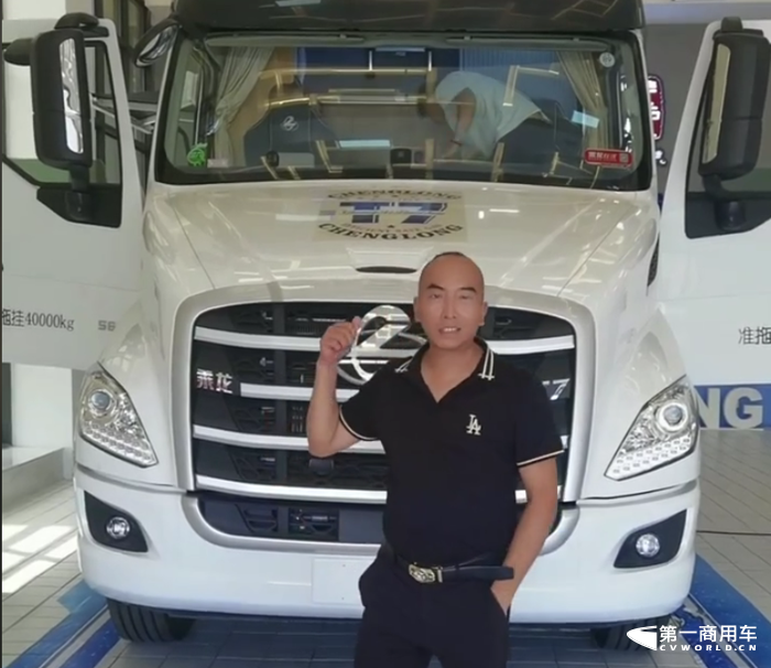 乘龙T7房车作为东风柳汽乘龙首创的高端物流重卡房车，集卡车与房车两大属性，将“人车家”融为一体，赋予卡车人“既要挣钱，也要享受生活”的全新生活方式。由于它的高安全、高收益、高舒适、高端定制属性，被取名为乘龙T7旅行家。