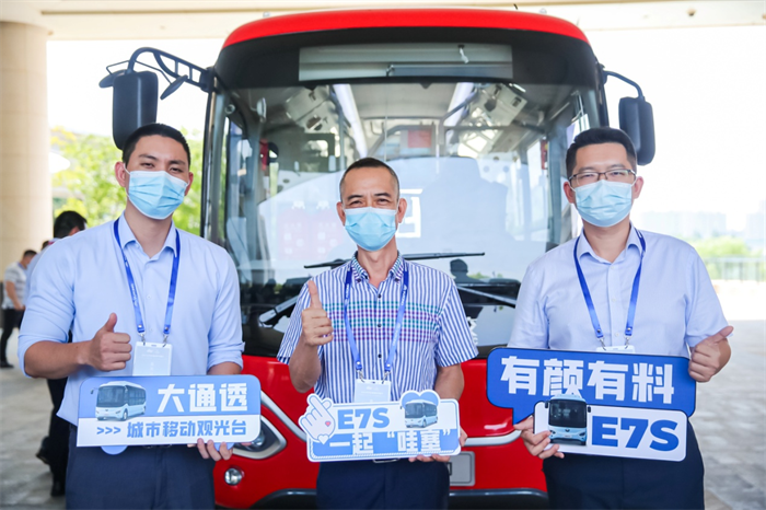 近日在武汉举行的2022公共交通美好中国行公交发展经验交流会上，宇通正式发布了大运力城市微巴“宇萌E7S”，凭借高颜值、大运力、超舒适的特点，带来“非比循常 大有乾坤”的感受，进一步壮大了城市新能源公交产品矩阵，为公交都市建设再添助力。