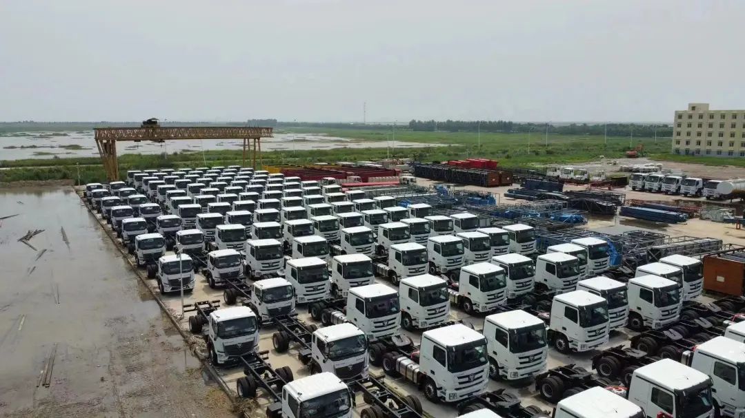 7月29日，福田267辆AUMAN 中卡、重卡产品在天津港装备完毕，即将发往尼日利亚。