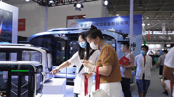 8月5日，2022年中国国际工业设计博览会在武汉国际博览中心盛大开幕。作为客车行业领军企业，宇通客车在本次展会上展示了“小宇2.0”、“宇威”两款产品，并接受“国家级工业设计中心”授牌，这代表着宇通在工业设计方面获得了高度肯定，也标志着宇通在技术创新方面得到了充分认可。