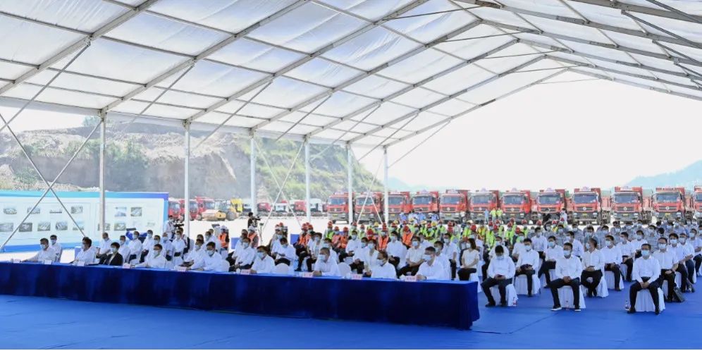 8月12日，2022年三季度湖北省重大项目集中开工活动（十堰分会场）暨2022年8月十堰市重大项目开工动员活动，在东风商用车西坪工业园举行。