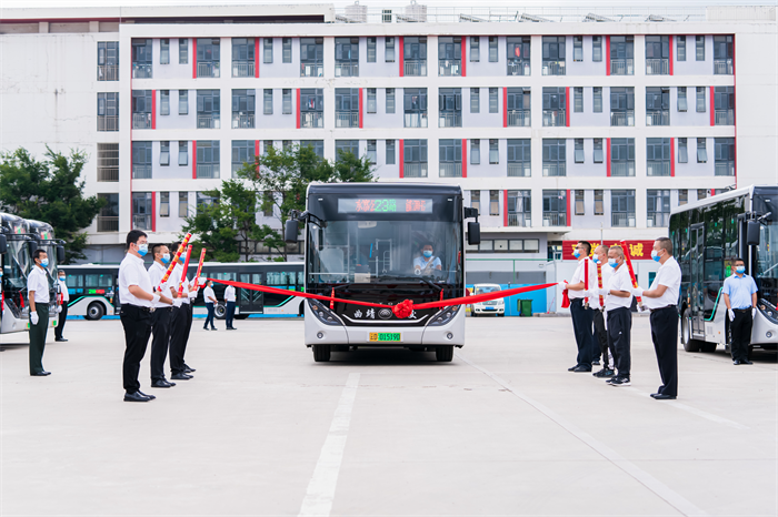 8月13日，云南省曲靖市200辆新能源纯电动公交车投入运营仪式隆重举行。曲靖市人民政府副市长陈志出席仪式并表示，这是曲靖城市公交高质量发展的又一丰硕成果，标志着曲靖城市公交事业迈上了新台阶。