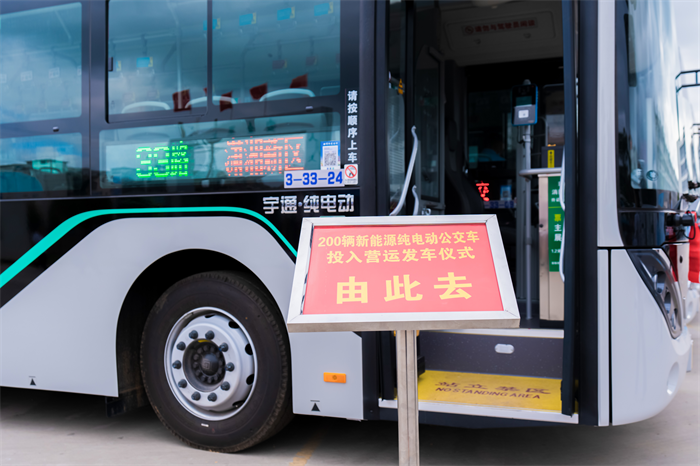 8月13日，云南省曲靖市200辆新能源纯电动公交车投入运营仪式隆重举行。曲靖市人民政府副市长陈志出席仪式并表示，这是曲靖城市公交高质量发展的又一丰硕成果，标志着曲靖城市公交事业迈上了新台阶。