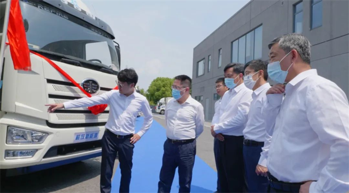 8月16日，以“聚能启新 氢领蓝途”为主题的一汽解放、重塑集团、轻程物联网氢燃料电池汽车交付暨战略签约仪式在重塑集团举办，搭载重塑科技燃料电池系统的100辆一汽解放燃料电池重卡正式交付轻程物联网，成为到目前为止上海燃料电池汽车示范应用单个示范联合体最大规模的车辆交付，为上海燃料电池汽车示范应用工作打造了良好的开端。