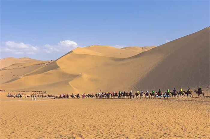 为了更好地保护和利用敦煌的旅游资源，为游客提供安全有序的旅游服务，2017年6月，敦煌文旅交通有限公司正式成立，通过盘活整合旅游资源，使城市旅游功能更加完备，大幅提升了旅游产业核心竞争力。
