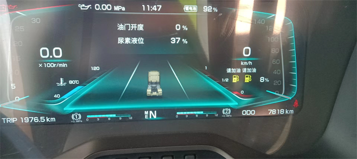 【第一商用车网 原创】作为三一重卡回归互联网营销的首款力作，新英雄585旗舰版牵引车在8月1日开启了线上抢购，而来自河南周口的张磊通过三一线上平台早早的便下了订金，并支付了相关款项，成为新英雄585新旗舰首批进厂提车的用户。