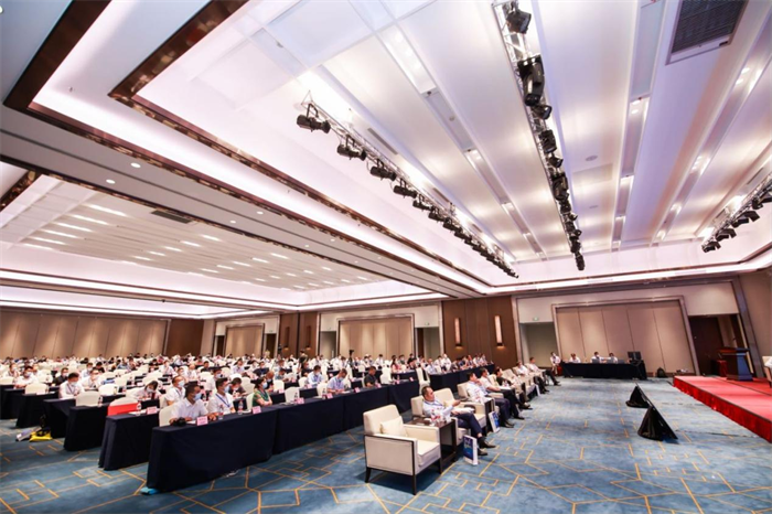 8月25日-27日，道路运输后疫情时代发展高峰论坛暨中国道路运输协会2022年常务理事会(扩大)会议在广东深圳召开，大会以“聚焦纾困解难谋发展，凝聚行业人心再出发”为主题，研讨后疫情时代行业发展大计，助力道路运输高质量发展，来自全国各地的道路运输行业协会、科研院所、骨干企业及有关单位的270余名常务理事、理事和会员代表参加会议。