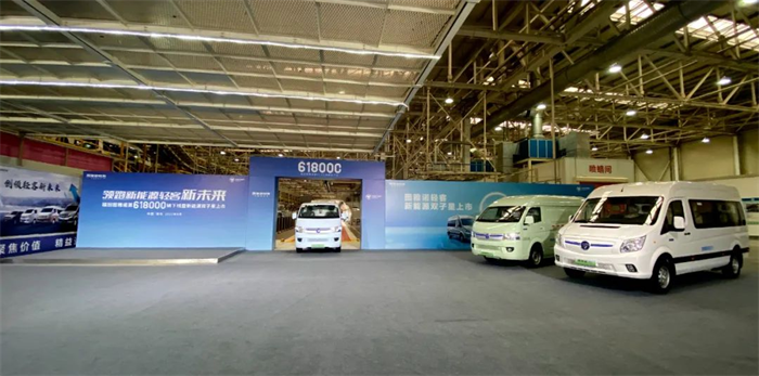 2022年8月28日，是福田汽车成立的第26周年。当天，一辆新款风景G7EV“蓝气球版”缓缓驶出生产线，福田图雅诺正式迎来了第618000辆整车下线。与此同时，由图雅诺EV和风景G7EV两款产品组成的图雅诺“新能源双子星”宣布上市，再次展现其对用户需求重心的精准把握和前瞻布局，不断引领新能源轻客向更高层次转变。