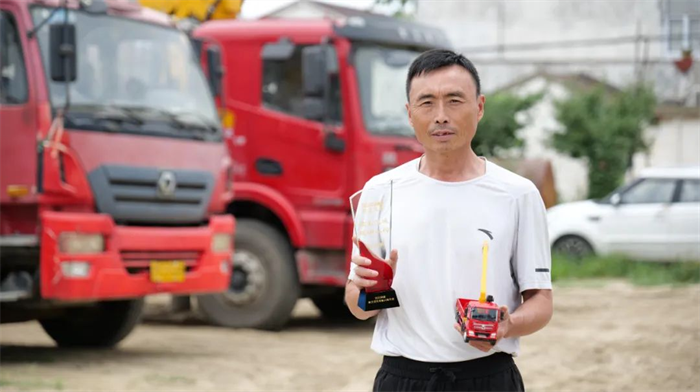 2022年8月24日，徐工汽车营销公司前往江苏泰州进行最后一站徐工汉风领袖人物走访活动，来自市场、服务等部门的成员联合当地经销商泰州翔工组成走访小队，与领袖客户展开深入座谈。