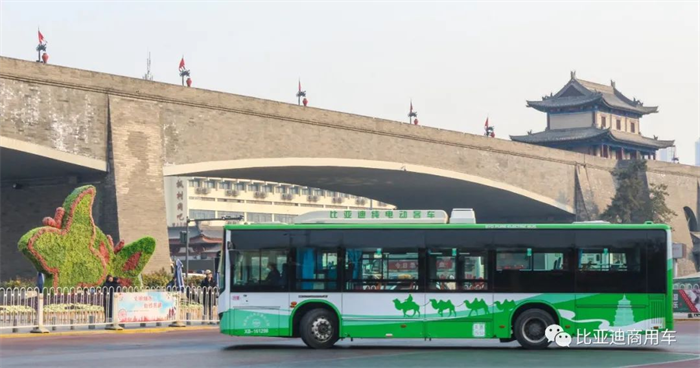 9月5日，30辆崭新比亚迪纯电动公交车K7首次“抵达”西安市蓝田县，为正式运营做最后准备。作为蓝田新增的公共交通主要运力，该批车辆以绿色领先科技、节能低碳环保，聚焦当地群众日常公交需求，带来便捷利民出行。
