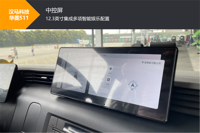 【第一商用车网 原创】伴随干线物流场景下，用户对于低运营成本、高舒适性重卡产品的追求愈发强烈，重卡厂商也纷纷加大了对这类产品的投入力度。大马力、自动挡、宽体平地板驾驶室等配置，几乎成为了它们共同的标签。