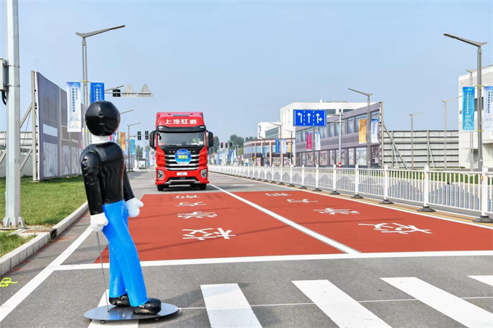 9月12日，2022全国智能驾驶测试赛（北京赛区）在国家智能汽车与智慧交通（京冀）示范区顺义基地举行，来自上汽红岩、东风雪铁龙、东风日产、哪吒汽车、京环装备、四维图新、国汽智图、海康智联、智加科技等汽车企业、科技公司、高等院校、科研团队和车主用户等63支队伍参加比赛。