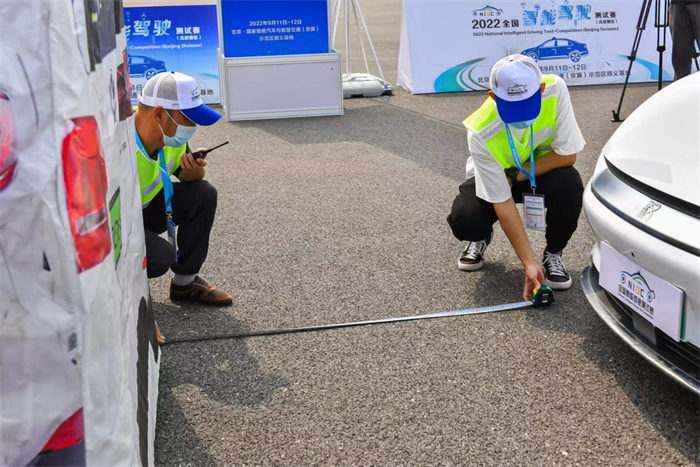 9月12日，2022全国智能驾驶测试赛（北京赛区）在国家智能汽车与智慧交通（京冀）示范区顺义基地举行，来自上汽红岩、东风雪铁龙、东风日产、哪吒汽车、京环装备、四维图新、国汽智图、海康智联、智加科技等汽车企业、科技公司、高等院校、科研团队和车主用户等63支队伍参加比赛。
