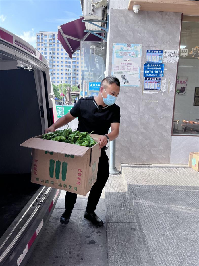 “现在油价越来越贵，考虑再三，还是决定买个新能源车，现在国家倡导，紧跟时代嘛，没想到智蓝精灵太让人惊喜了，入手头一个月我就跑了10000公里！”刘师傅说。