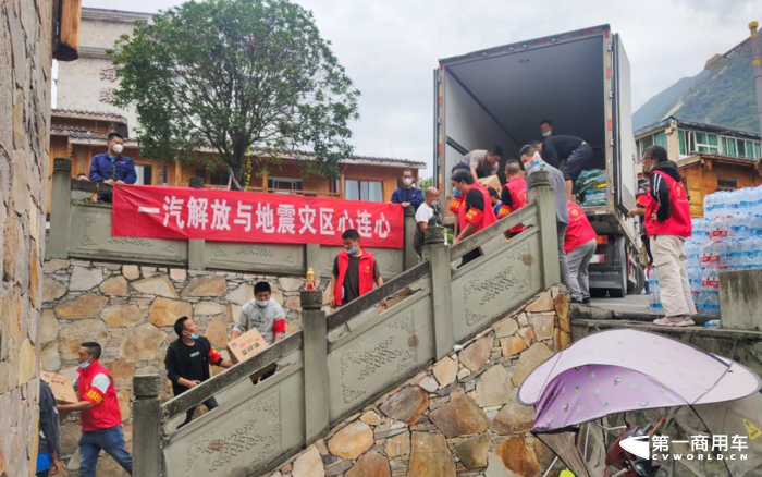 一汽解放服务人员震区救援纪实2.png