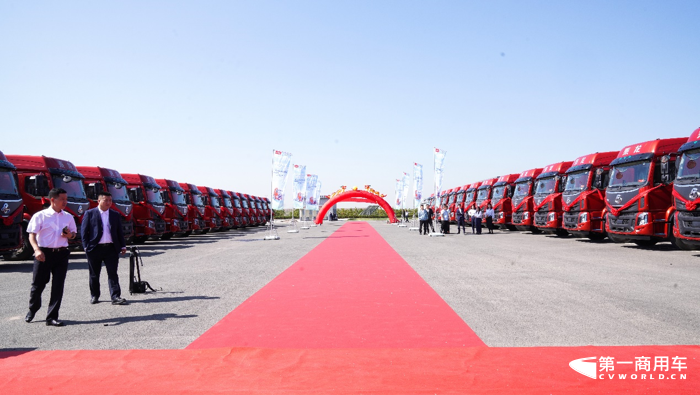 9月13日，在东风柳汽乘龙以及互生物流双方领导的共同见证下，一批乘龙H5换电牵引车在内蒙古鄂尔多斯顺利交付。