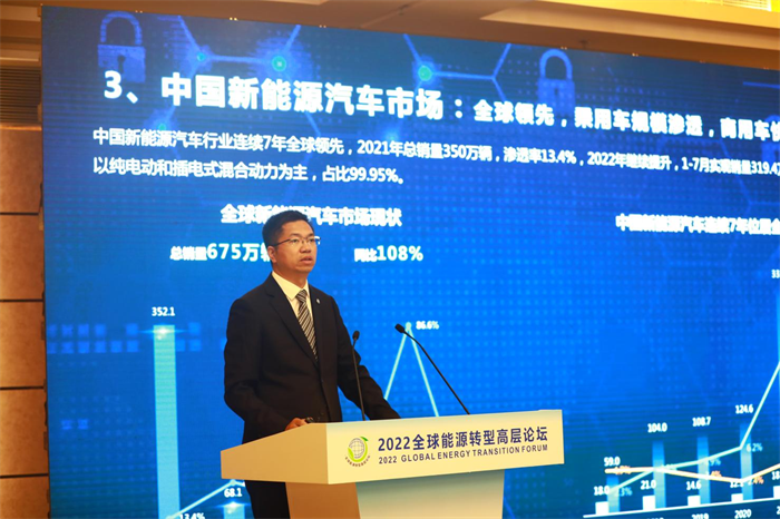 9月17日-19日，智蓝汽车亮相“数字赋能 绿色未来”2022全球能源转型高层论坛技术成果展，智蓝氢燃料轻卡冷藏车以国内首创的不占货厢容积的氢系统布置形式、行业轻卡260L*2最大氢瓶组的独特优势尽展中国氢燃料汽车技术实力，引领氢燃料汽车示范应用，推动中国能源生产和消费革命向纵深发展。