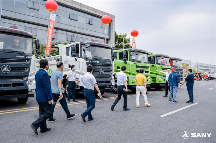 9月22-23日，“全场景 自非凡”三一全系自卸车发布会，在湖南邵阳经开区举行。会上，三一电动科技有限公司（简称：三一电动科技）发布全系6大系列自卸车新品，提供纯电、混动、氢能、柴油等多类车型，可满足城建复合渣土、城建标载渣土、复合砂石料、矿山、坑口、重载、超重载公路砂石、港口钢厂短倒8大场景全场景解决方案；与会嘉宾还见证了三一重工与邵阳客户30台、沧州呵护30台、长治客户20台自卸车的交付仪式。