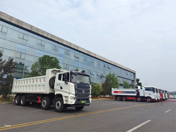 9月22-23日，“全场景 自非凡”三一全系自卸车发布会，在湖南邵阳经开区举行。会上，三一电动科技有限公司（简称：三一电动科技）发布全系6大系列自卸车新品，提供纯电、混动、氢能、柴油等多类车型，可满足城建复合渣土、城建标载渣土、复合砂石料、矿山、坑口、重载、超重载公路砂石、港口钢厂短倒8大场景全场景解决方案；与会嘉宾还见证了三一重工与邵阳客户30台、沧州呵护30台、长治客户20台自卸车的交付仪式。