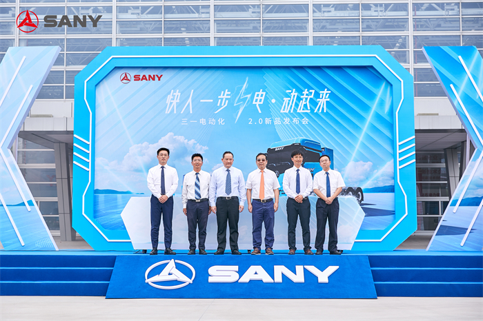 9月23日秋分，是分享丰收成果的好日子。三一重卡“快人一步 电·动起来”三一电动化2.0新品线上发布会，在全球最大纯电动重卡生产基地三一智联重卡产业园盛大召开。这是全球首个大规模发布电动化技术产品的盛会，三一重卡集中发布13款前沿的电动牵引车产品、2座换电站以及1款三一全球首创MTB技术电池，向全行业展示三一新能源整体解决方案。
