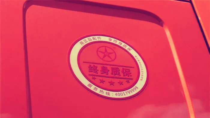 【第一商用车网 原创】凭借多年的从业经验，季师傅认为，合理轻量化的车型运送砂石料更有优势，而他目前使用的大运N8E牵引车便是如此。“在我们当地，砂石料都是按吨计算运费，轻量化车型确实是首选，不少品牌对底盘上的部件都进行了合理轻量化。比如大运N8E满油总质量也不过8.2吨，比其他同类车型轻400公斤，多拉不超载，优势确实明显。”