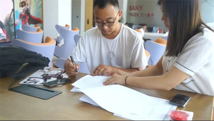 自从8月1日三一重卡正式回归互联网模式以来，不少卡友通过抢购活动收获了心仪爱车，他们有什么感受？一起来看看吧！