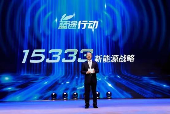 据行业终端数据显示，一汽解放基于1-9月国内终端份额第一的积累，前三季度终端累计份额达到26.2%，稳居中重卡终端份额行业第一地位。这让我们看到了一汽解放的品牌认可度，也看到了其在存量竞争时代的终端开拓能力与转变应对能力，更说明了客户对于解放产品的认可，只有客户认可才有客户选择，只有客户选择才会有终端份额持续第一。