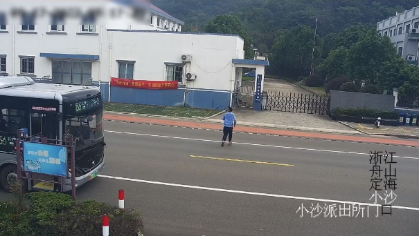 公交车是城市交通的生命线，也是温暖故事的见证者。祖国河山的每一处角落，都有着无数的温暖故事正在上演，让我们一起乘着公交出发，去看看那些发生在路上的温暖的事吧！