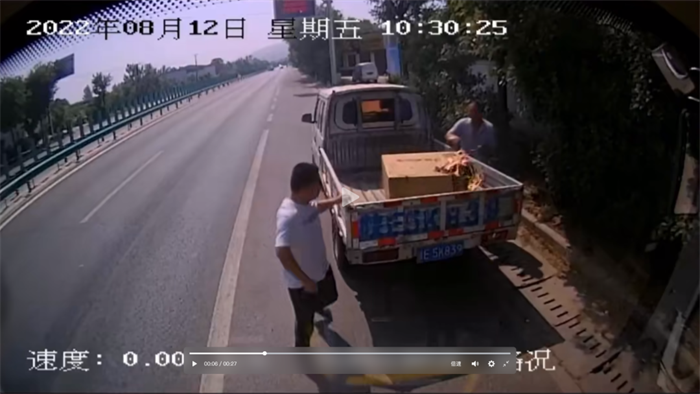 公交车是城市交通的生命线，也是温暖故事的见证者。祖国河山的每一处角落，都有着无数的温暖故事正在上演，让我们一起乘着公交出发，去看看那些发生在路上的温暖的事吧！