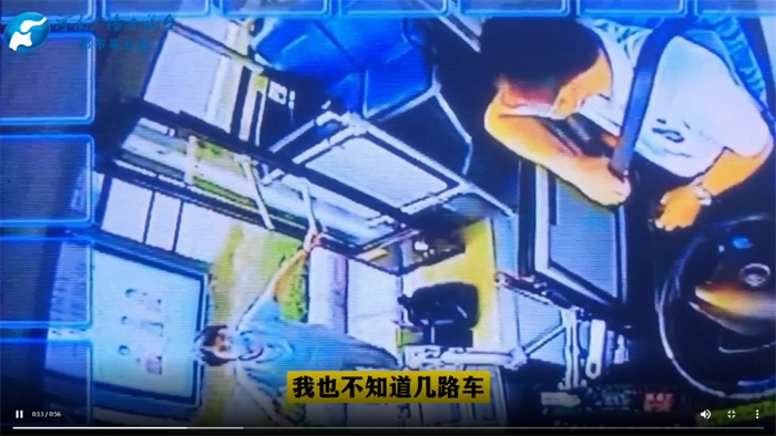 公交车是城市交通的生命线，也是温暖故事的见证者。祖国河山的每一处角落，都有着无数的温暖故事正在上演，让我们一起乘着公交出发，去看看那些发生在路上的温暖的事吧！
