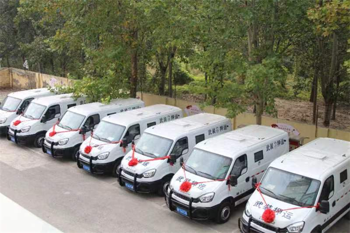近日，南京依维柯向聊城、临沂等地批量交付依维柯欧胜运钞车，助力提高企业的业务保障能力，为金融押运的安全运行保驾护航。