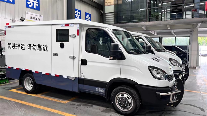 近日，南京依维柯向聊城、临沂等地批量交付依维柯欧胜运钞车，助力提高企业的业务保障能力，为金融押运的安全运行保驾护航。