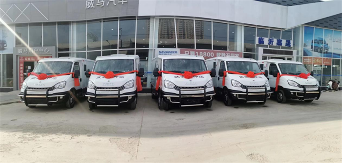 近日，南京依维柯向聊城、临沂等地批量交付依维柯欧胜运钞车，助力提高企业的业务保障能力，为金融押运的安全运行保驾护航。