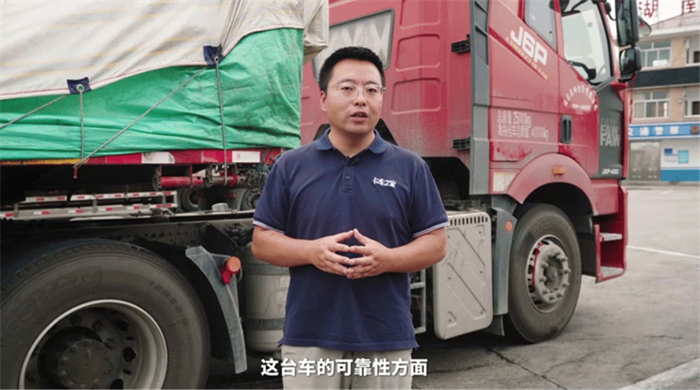 作为民族汽车工业的开拓者和国内商用车行业的领军者，一汽解放聚焦用户痛点、深挖用户需求、传承J6节油、可靠、安全产品基因，面向煤炭、砂石、普货等细分市场推出了以低油耗、低自重为核心的解放J6P经典版牵引车，为广大卡友扫清拉煤路上的各种顾忌。
