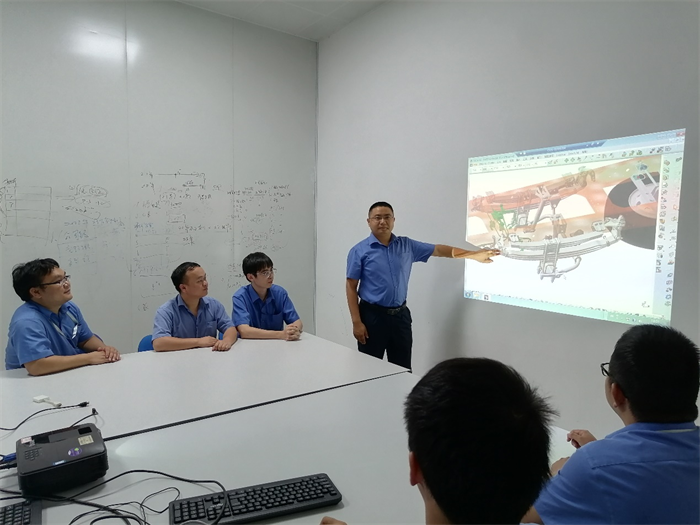 在今年的67客户品牌日上，东风柳汽乘龙发布了新一代准重型平台乘龙H5V。凭借颜值超赞、舒适超享、智能超越、轻量超赚四大优势，乘龙H5V受到了行业以及广大用户的热捧。每一款产品的产生，都离不开众多科研人员的智慧与汗水，乘龙H5V的背后又有哪些故事？