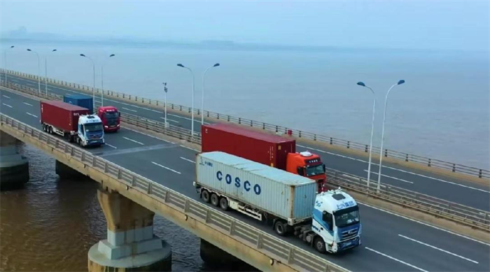 上汽红岩携手友道智途打造的5G智能重卡在进行减员化二阶段测试，据悉该阶段测试已经零接管安全行驶了1000多公里，不间断地研究、测试、优化，日复一日地刷新着中国重卡无人驾驶的实战里程。