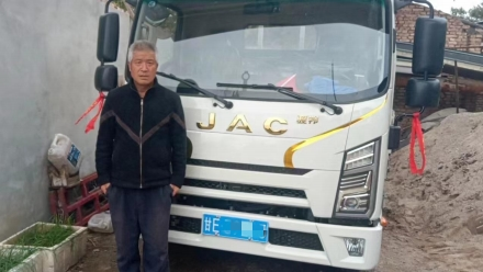 疫情对人们生活的影响是巨大的，也让很多在外打拼的人逐渐回到了家乡，比如邓老板。邓老板在外打拼多年，今年9月回到了家乡甘肃，开启了自己的运输事业。跑运输要赚钱，最重要的是要选对车，经验丰富的邓老板深知这一点。