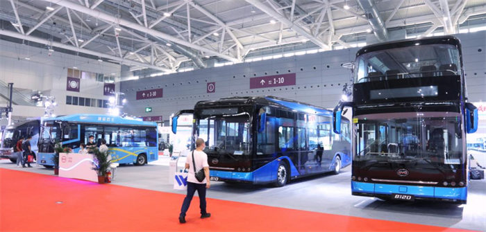博览会上，比亚迪携旗下纯电动双层观光巴士B12D、纯电动公交车B10、B7以及纯电动物流车T5D集合亮相，以绿色理念、领先技术和产品助力商用车可持续发展，同频共振低碳减排与智能网联的行业动态。