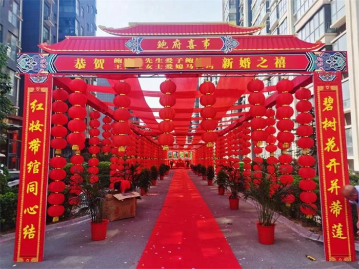 诸老板是河南洛阳人，在当地经营着一家有名的婚庆公司，由于经验丰富，服务到位，诸老板美名在外，婚庆生意也蒸蒸日上。做婚庆需要搭建场地，配套的设备非常多，设备运输自然需要空间比较大的物流运输车，厢式货车已经成为诸老板婚庆活动的“标配”。多年来，诸老板一直选择江淮1卡骏铃做自己的生意伙伴，到目前，他已经连续购买四台骏铃，“骏铃的好口碑和好品质是我一直选择他的关键”，诸老板在交流中说到。