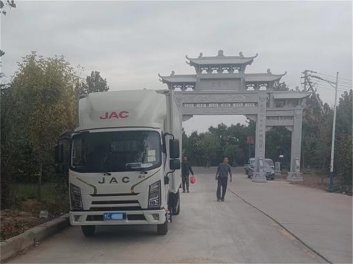 诸老板是河南洛阳人，在当地经营着一家有名的婚庆公司，由于经验丰富，服务到位，诸老板美名在外，婚庆生意也蒸蒸日上。做婚庆需要搭建场地，配套的设备非常多，设备运输自然需要空间比较大的物流运输车，厢式货车已经成为诸老板婚庆活动的“标配”。多年来，诸老板一直选择江淮1卡骏铃做自己的生意伙伴，到目前，他已经连续购买四台骏铃，“骏铃的好口碑和好品质是我一直选择他的关键”，诸老板在交流中说到。